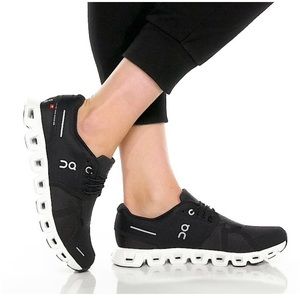 On Cloud 5 running shoes, US size 7.5